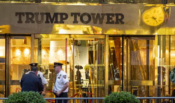 In this July 27, 2018 photo, police investigate the report of a suspicious item inside Trump Tower on Fifth Avenue, in New York - Sputnik International