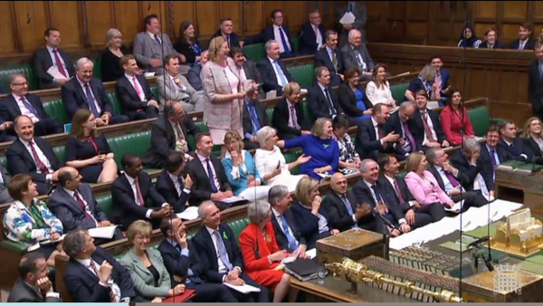 Conservative MP Antoinette Sandbach laughs as a fire alarm test message sounds in Commons, interrupting Prime Minister's Questions. - Sputnik International