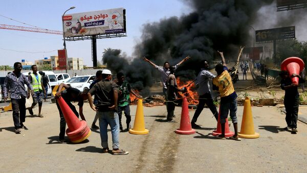 Sudanese Protesters Burn Tyres in Khartoum - Sputnik International