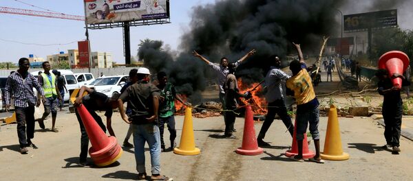 Sudanese Protesters Burn Tyres in Khartoum - Sputnik International