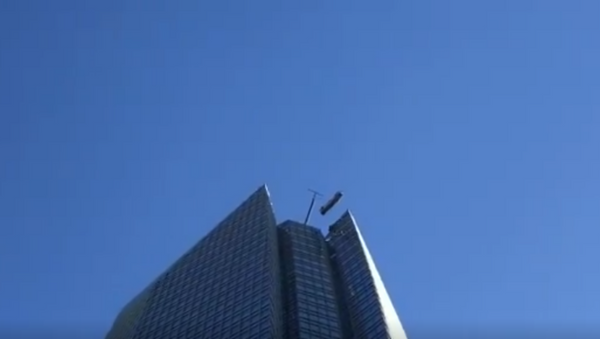 Window washers trapped on swinging lift from building - Sputnik International