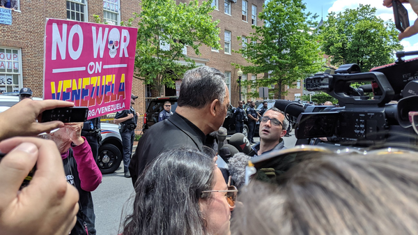 Rev. Jesse Jackson speaks to reporters after an embattled delivery of food, water, and other supplies to the Embassy Protection Collective inside the Venezuelan Embassy in Washington, DC - Sputnik International