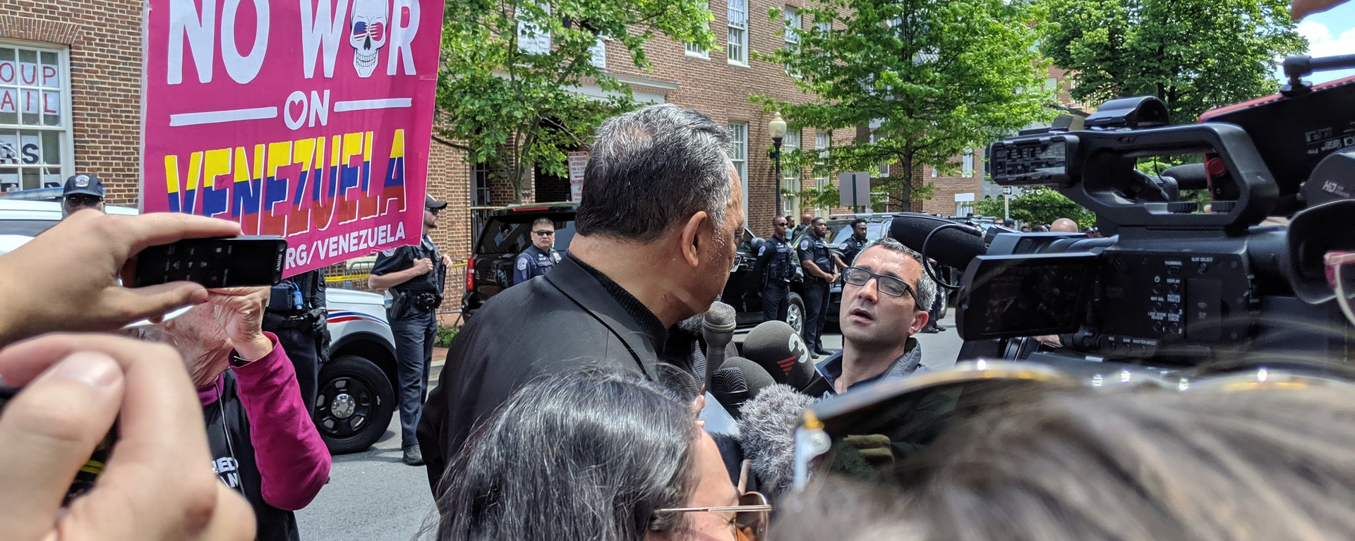 Rev. Jesse Jackson speaks to reporters after an embattled delivery of food, water, and other supplies to the Embassy Protection Collective inside the Venezuelan Embassy in Washington, DC - Sputnik International, 1920, 15.05.2019