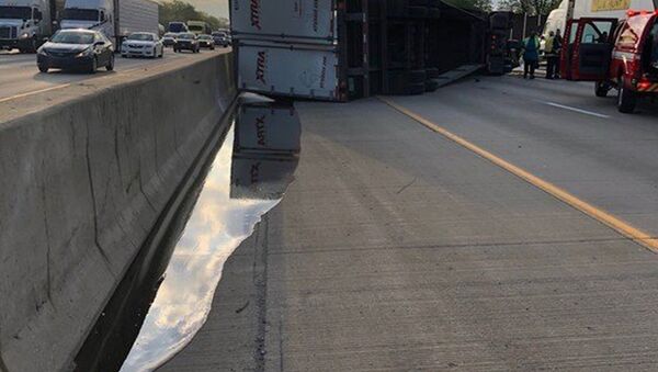 Semi-trailer hauling 41,000lbs of honey overturned and spilled amber honey and diesel down an Indiana highway, May 15, 2019 - Sputnik International
