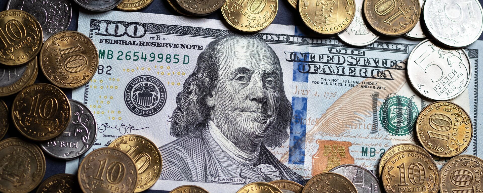 Russian roubles and the bill of the American dollar. - Sputnik International, 1920, 28.01.2026