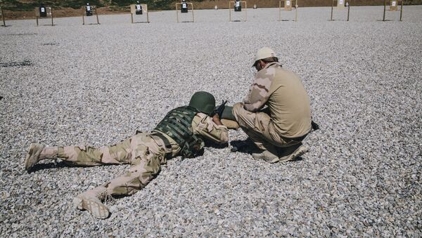 A Dutch army trainer helps a Kurdish Peshmerga soldier during a military training session in Iraq - Sputnik International