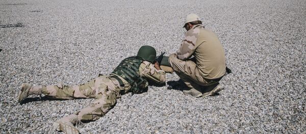 A Dutch army trainer helps a Kurdish Peshmerga soldier during a military training session in Iraq - Sputnik International