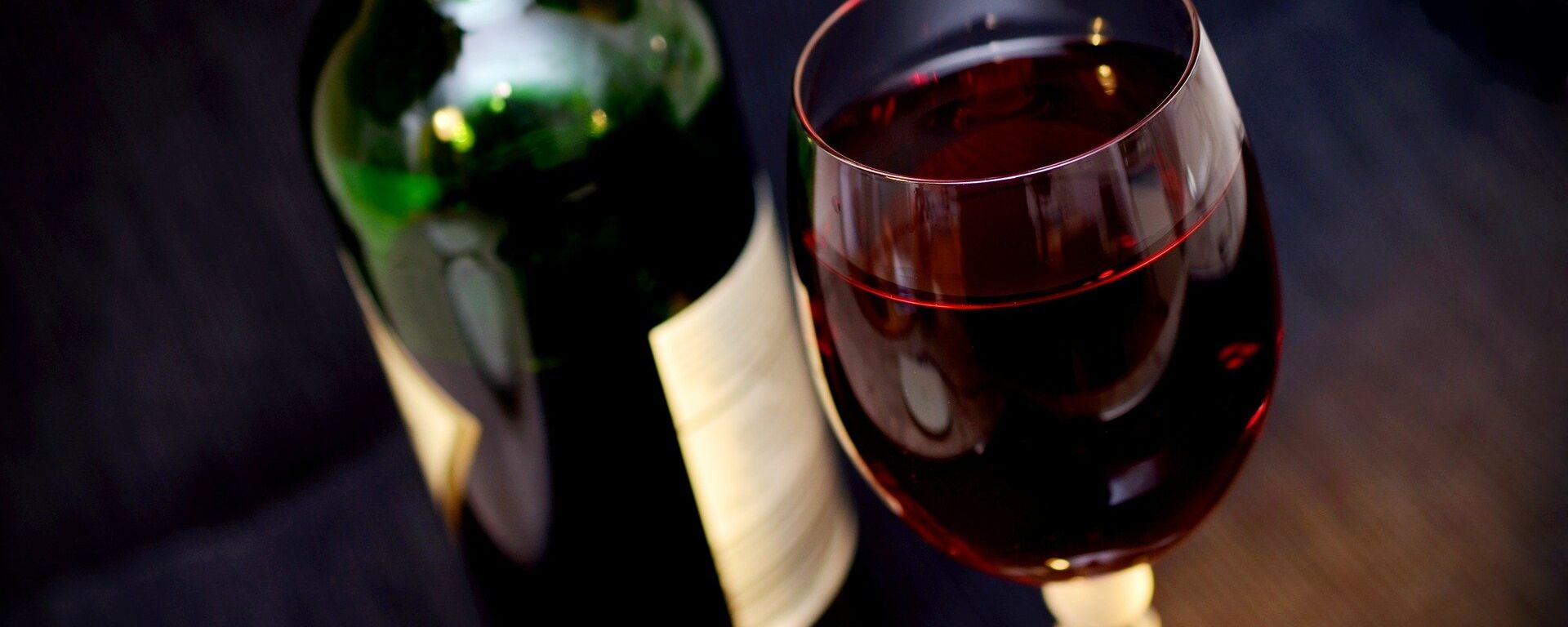Glass of red wine, bottle - Sputnik International, 1920, 12.02.2021