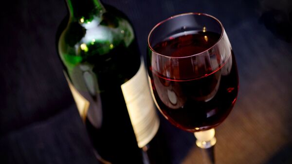 Glass of red wine, bottle - Sputnik International