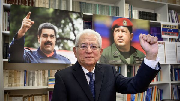 Venezuela Permanent representative to the United Nations in Geneva, Ambassador Jorge Valero poses between photographs of President Nicolas Maduro (L) and late President Hugo Chavez during a interview with AFP, at the permanent mission in Geneva on April 16, 2019 - Sputnik International
