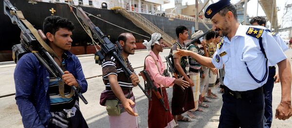 Yemeni coast guard officer shakes hands with members of the Houthi movement during withdrawal from Saleef port in Hodeidah province, Yemen May 11, 2019. Yemeni coast guard officer shakes hands with members of the Houthi movement during withdrawal from Saleef port in Hodeidah province, Yemen May 11, 2019. - Sputnik International