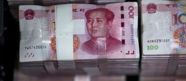 Bundles of 100 yuan notes are pictured at a bank in Shanghai - Sputnik International
