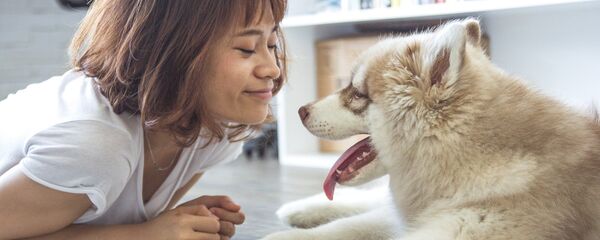 Woman and her puppy - Sputnik International