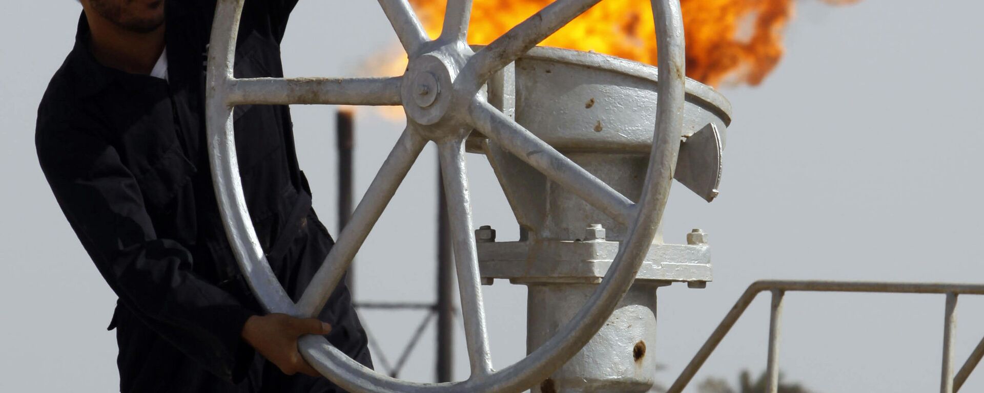 An Iraqi worker operates valves at the Nahran Omar oil refinery near the city of Basra, 340 miles southeast of Baghdad, Iraq - Sputnik International, 1920, 17.04.2022