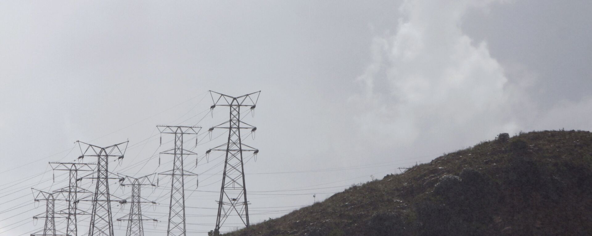 Eskom's electricity pylons snake across a hill in a Johannesburg suburb - Sputnik International, 1920, 18.05.2019