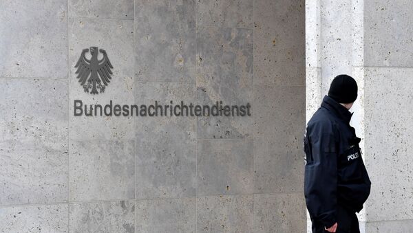 A policeman stands guard next to the logo and name of the German Federal Intelligence Service (BND) - Sputnik International