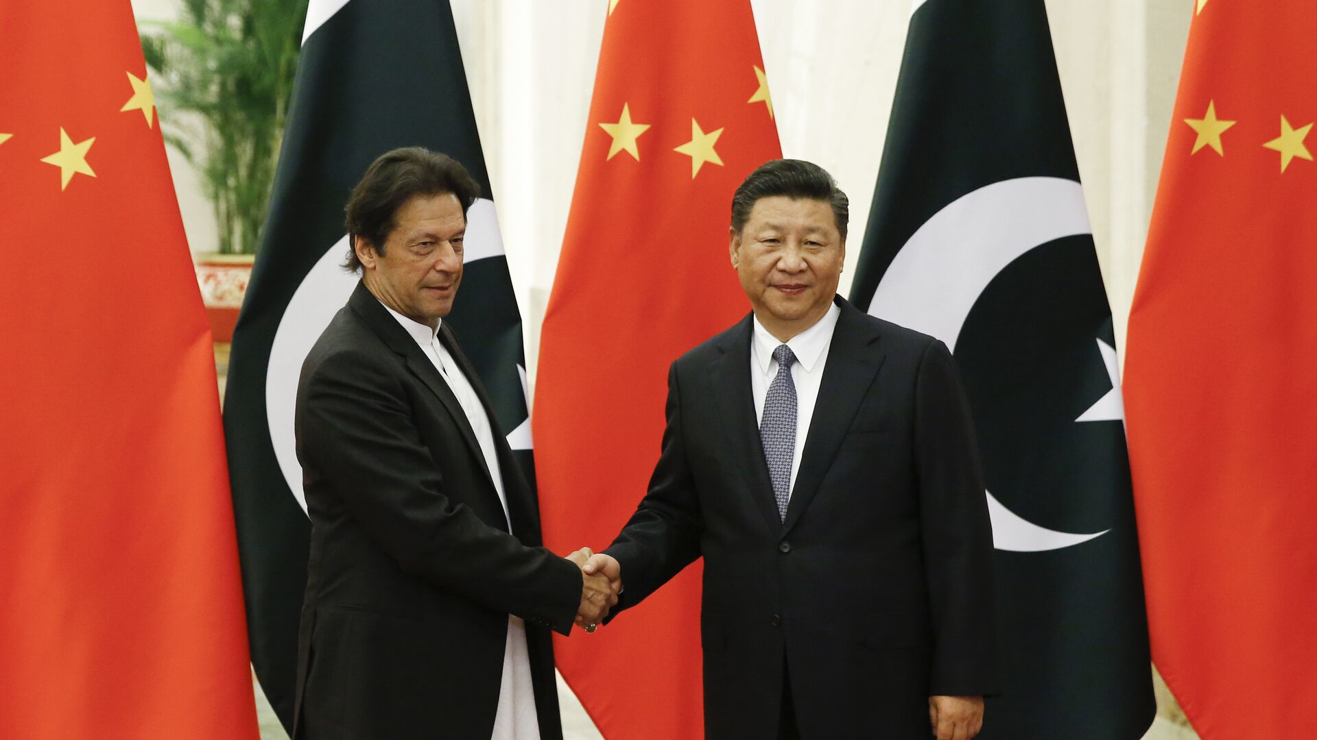 China's President Xi Jinping, right, meets Pakistan's Prime Minister Imran Khan at the Great Hall of the People in Beijing, Friday, Nov. 2, 2018 - Sputnik International, 1920, 03.02.2022