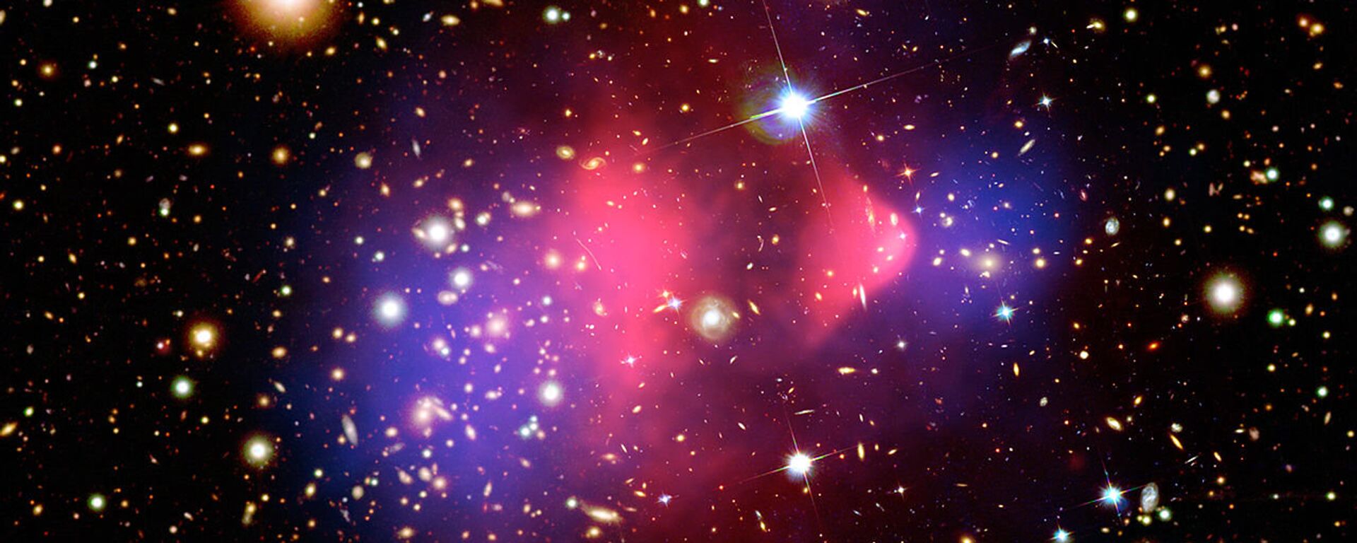 Composite image showing the galaxy cluster 1E 0657-56, better known as bullet cluster - Sputnik International, 1920, 07.08.2022