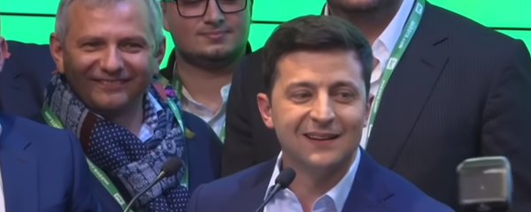 Volodymyr Zelensky, ancien comédien et humoriste, élu président de l'Ukraine il y a un mois, a été investi lundi. Lors de son discours d'investiture, il a mis l'accent sur le conflit dans l'est du pays et annoncé la dissolution du Parlement. Volodymyr Zelensky, ancien comédien et humoriste, élu président de l'Ukraine il y a un mois, a été investi lundi. Lors de son discours d'investiture, il a mis l'accent sur le conflit dans l'est du pays et annoncé la dissolution du Parlement. - Sputnik International