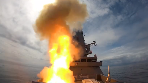 HMS Defender fires Sea Viper Missile - Sputnik International