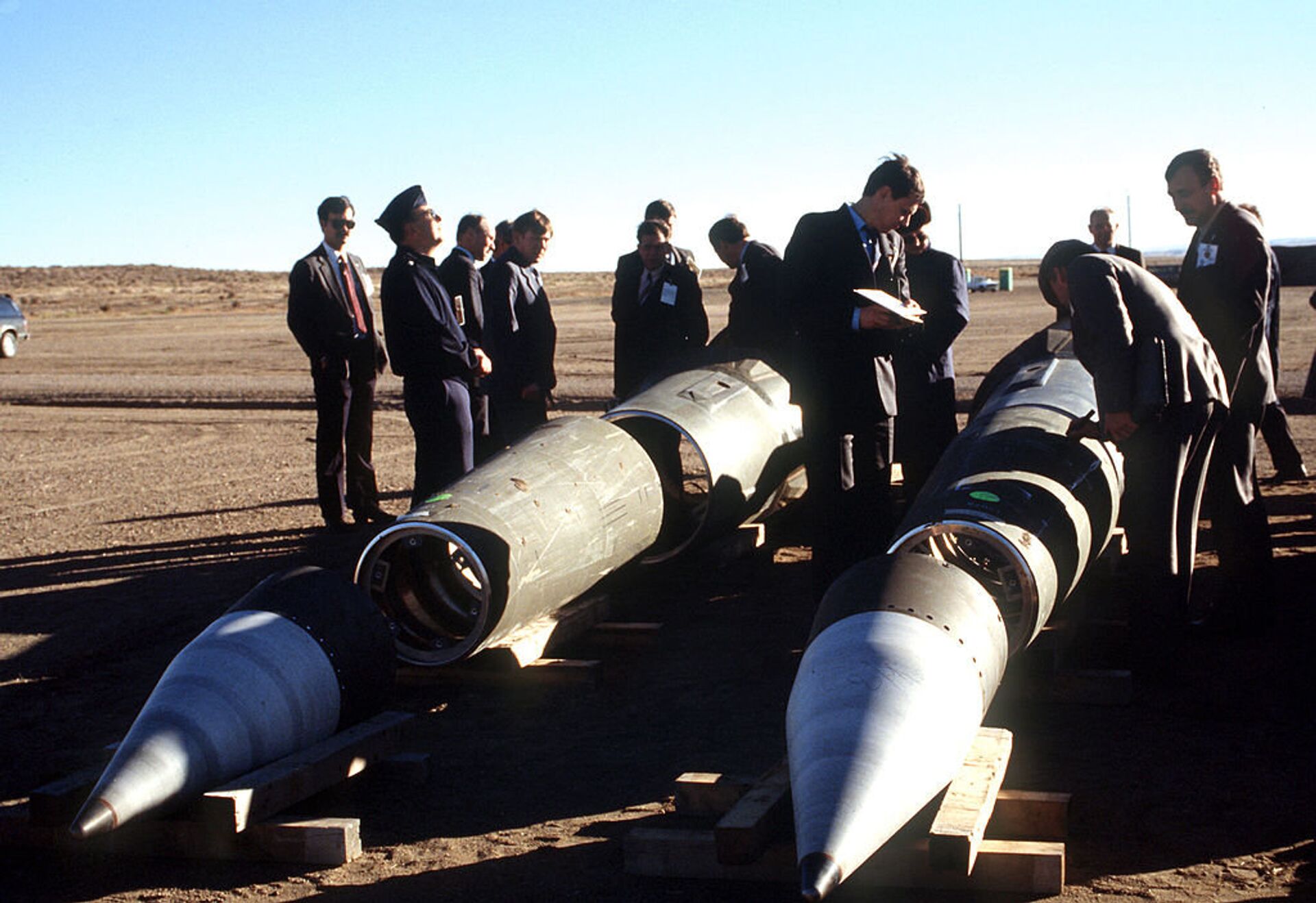Soviet inspectors and their American escorts stand among several dismantled Pershing II missiles as they view the destruction of other missile components - Sputnik International, 1920, 28.01.2022