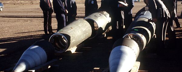 Soviet inspectors and their American escorts stand among several dismantled Pershing II missiles as they view the destruction of other missile components - Sputnik International