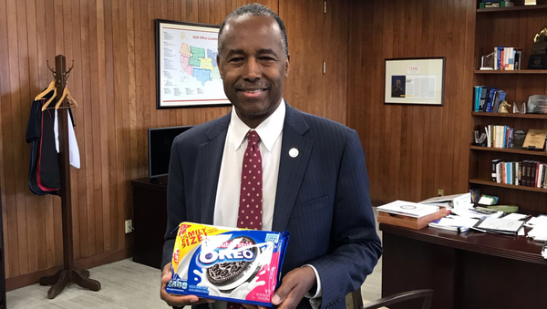 HUD Secretary Ben Carson poses with a family size package of Nabisco Oreo cookies following his testimony on Capitol Hill, May 21, 2019 - Sputnik International
