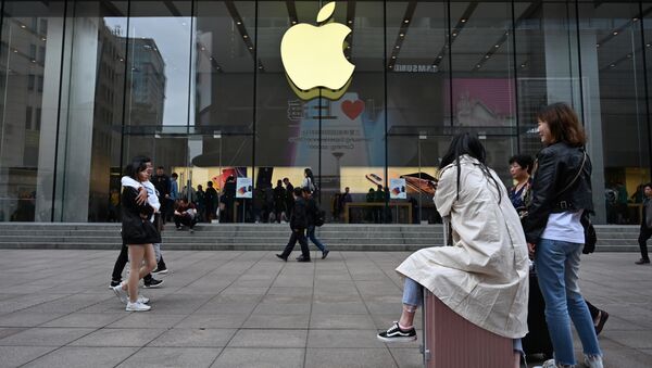 People walk past the front of an Apple store in central Shanghai on May 8, 2019 - Sputnik International