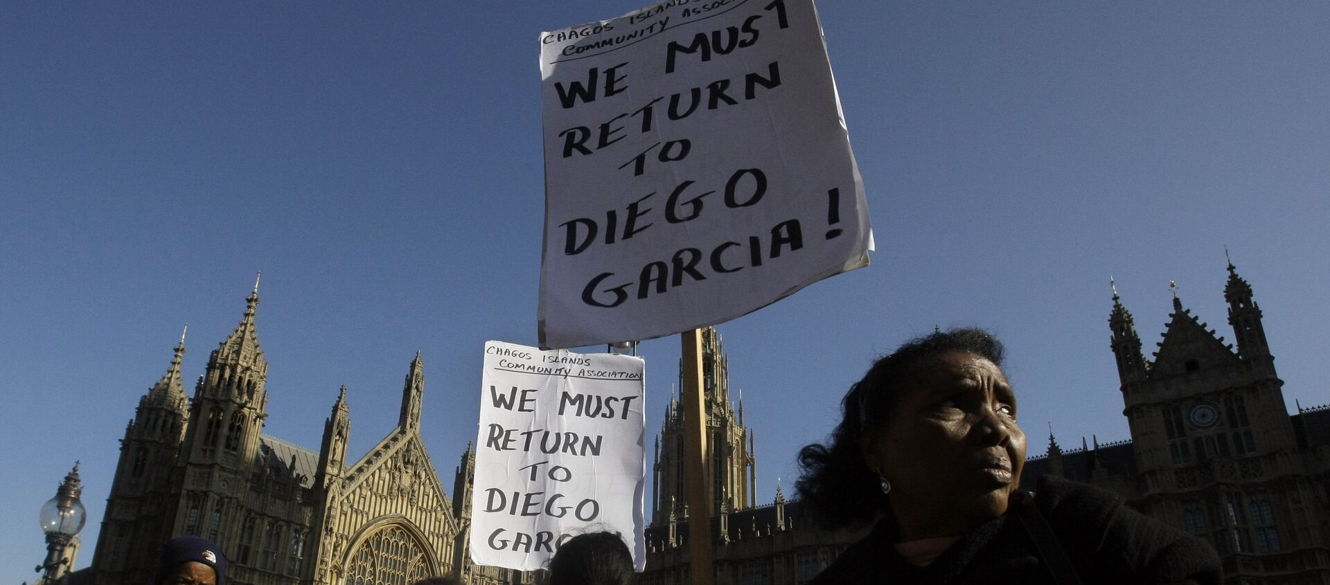 A protest outside the Houses of Parliament in London, after a court ruling decided Chagos Islanders are not allowed to return to their homeland - Sputnik International, 1920, 30.07.2021