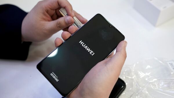 A salesman turns on a new Huawei P30 smartphone for a customer in Beijing - Sputnik International