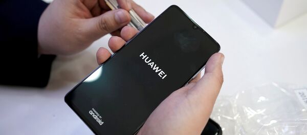 A salesman turns on a new Huawei P30 smartphone for a customer in Beijing - Sputnik International