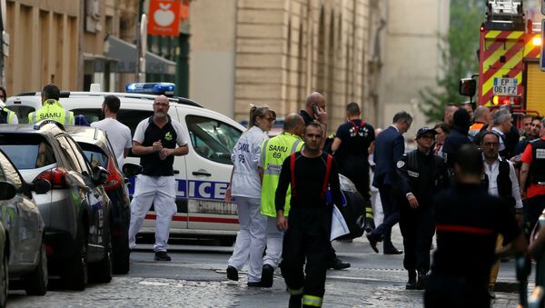 Police officers, fire fighters and medics are seen near the site of a suspected bomb attack in central Lyon, France May 24, 2019. REUTERS/Emmanuel Foudrot - Sputnik International