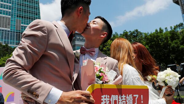 Gay and lesbian newlyweds kiss at a pro same-sex marriage party after registering their marriages in Taipei - Sputnik International