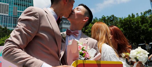 Gay and lesbian newlyweds kiss at a pro same-sex marriage party after registering their marriages in Taipei Gay and lesbian newlyweds kiss at a pro same-sex marriage party after registering their marriages in Taipei - Sputnik International