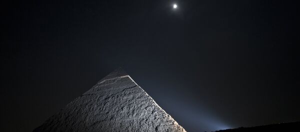 A picture taken on November 16, 2013, shows the moon above a pyramid in Giza, on the outskirts of Cairo - Sputnik International