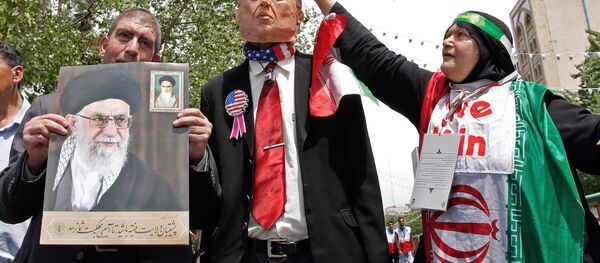Iranian demonstrators carry a portrait of Iran's Supreme Leader Ayatollah Ali Khamenei and an effigy of US President Donald Trump during a rally in the capital Tehran, on May 10 2019 - Sputnik International