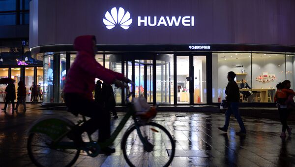 A woman cycles past a Huawei store in Shenyang, Liaoning province, China March 20, 2019. Picture taken March 20, 2019 - Sputnik International