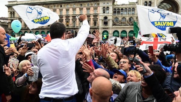 Italian Deputy Prime Minister and Interior Minister Matteo Salvini (C) greets supporters during a rally of European nationalists ahead of European elections on May 18, 2019, in Milan - Sputnik International