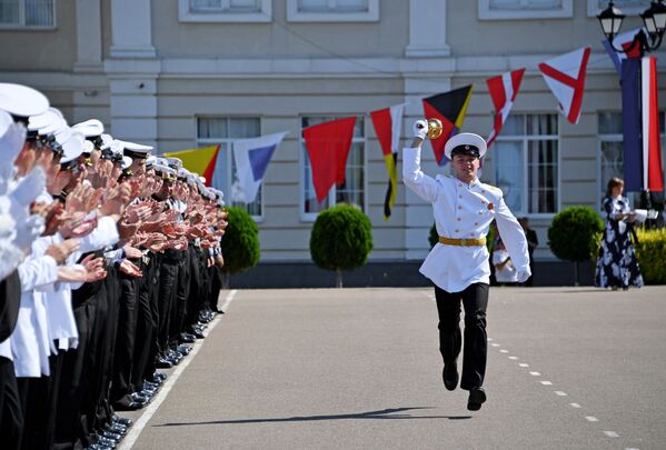Nakhimov Naval Academy Cadets Celebrate 'Last Bell' in Sevastopol - Sputnik International