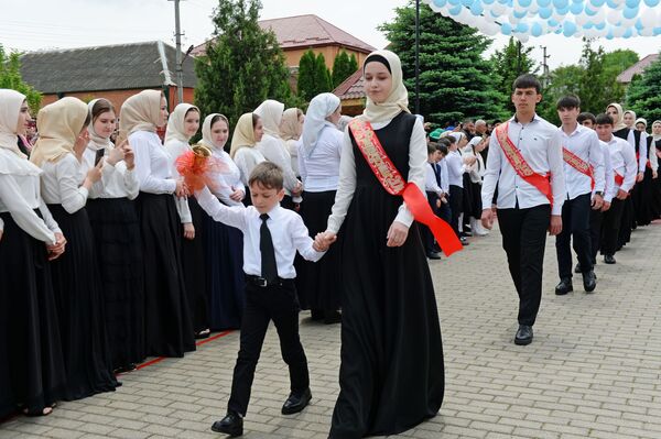 Students During 'Last Bell' in Akhmat-Yurt Village - Sputnik International