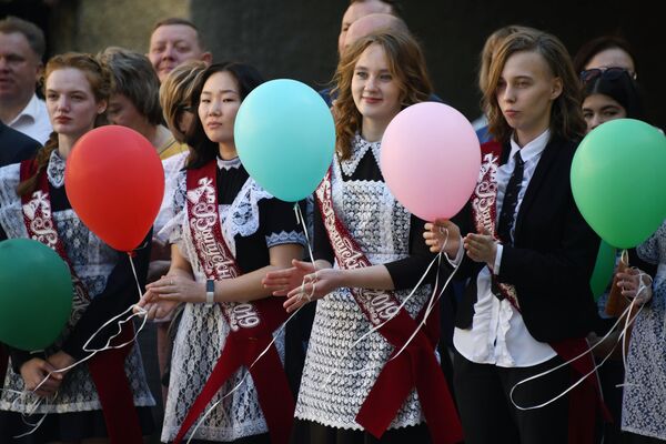 School Graduates Celebrate 'Last Bell' in Chita - Sputnik International