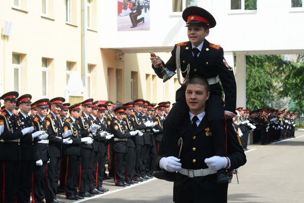 Sholokhov Moscow Presidential School Cadets Celebrate 'Last Bell' - Sputnik International