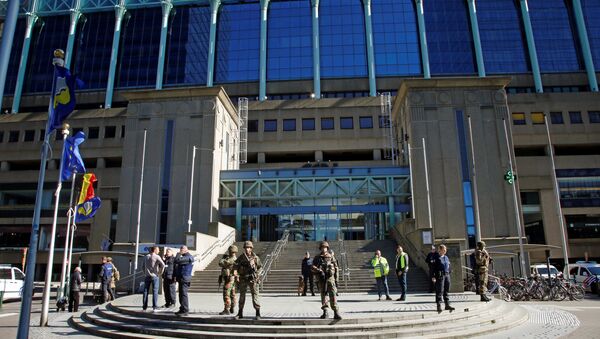 Police and army personnel stand guard during a bomb alert outside the Brussels-North (Gare du Nord - Noordstation) train station in Brussels, on October 5, 2016 - Sputnik International