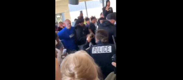 Police in Stockton, CA caught in 80-student struggle after attempting to detain one teen - Sputnik International