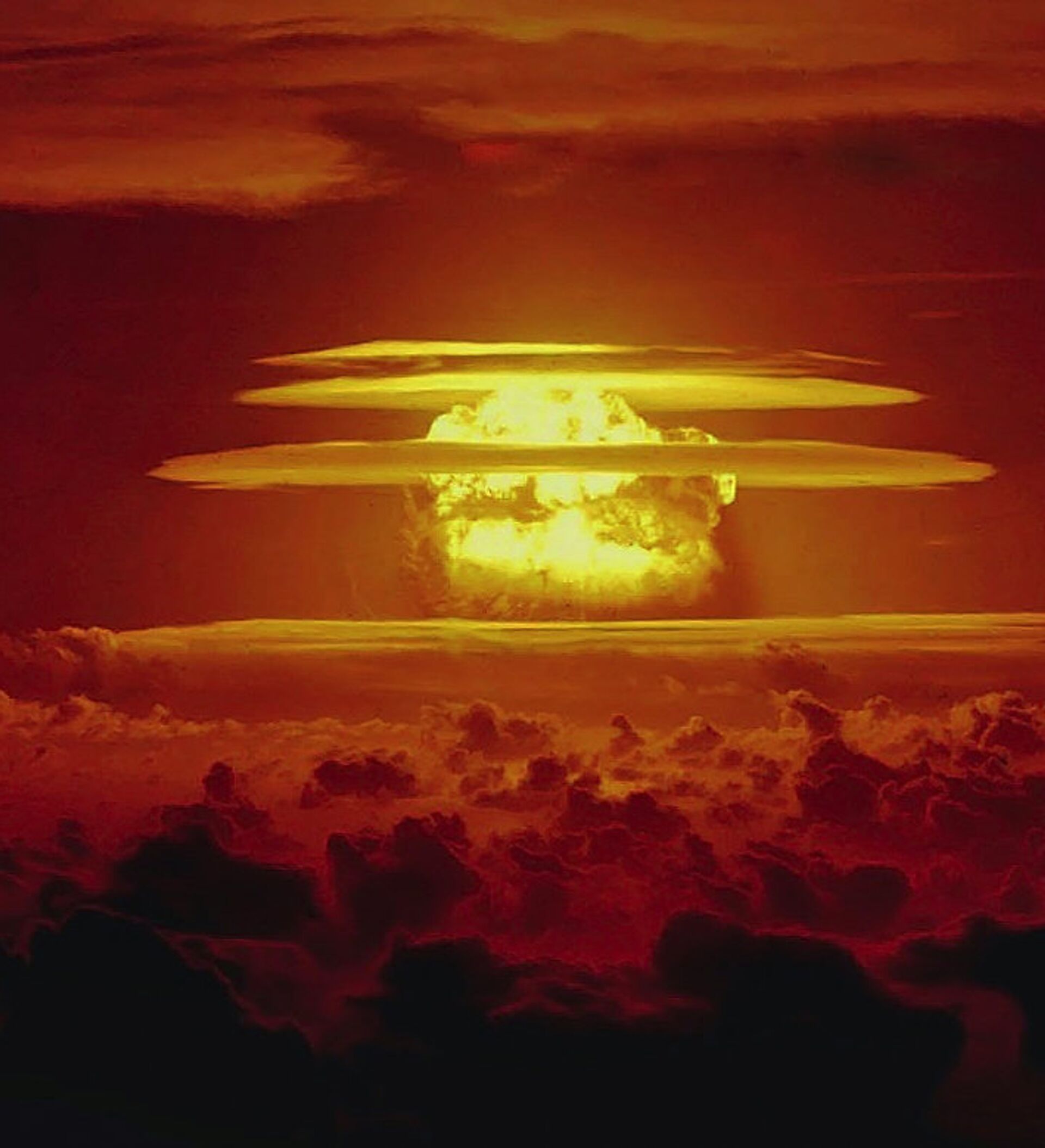 Вспышка ядерного взрыва. Ядерный взрыв Кастл Браво. Кастл Браво бомба. Ядерный гриб Кастл Браво.