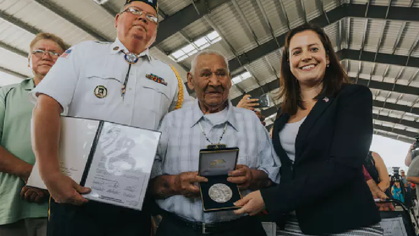 Akwesasne Mohawk Code Talker Louis Levi Oakes receiving the Congressional Silver Medal from U.S. Congresswoman Elise Stefanick (NY-21) and American Legion Post #1479 Commander Michael Goon Cook on Onerahtohkó:wa/May 28, 2016 - Sputnik International
