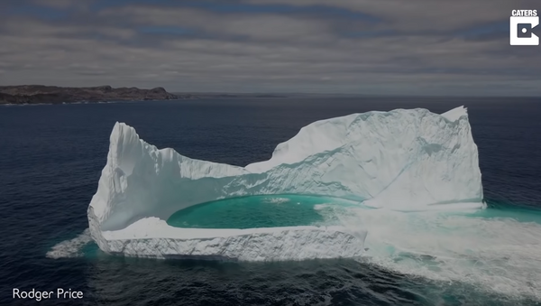 Drone Delivers Aerial View of Iceberg’s Natural Pool - Sputnik International