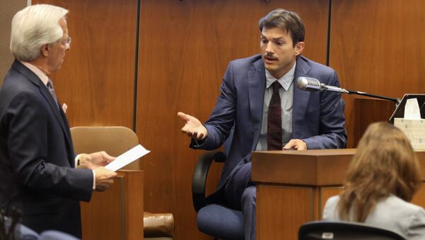 Daniel Nardoni, defence attorney, questions actor Ashton Kutcher at the murder trial of accused serial killer Michael Thomas Gargiulo in Los Angeles, California, U.S., May 29, 2019 - Sputnik International