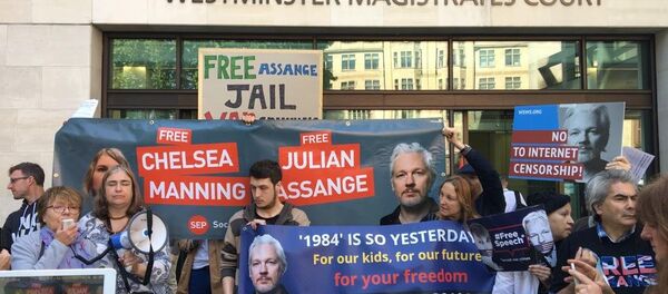 Assange's supporters chant slogans in his support before the courthouse in London - Sputnik International