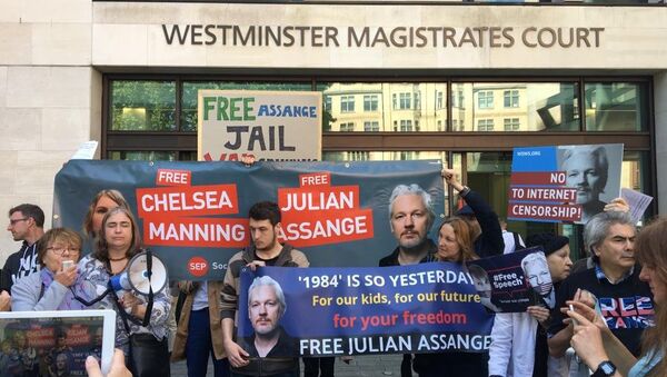 Assange's supporters chant slogans in his support before the courthouse in London - Sputnik International